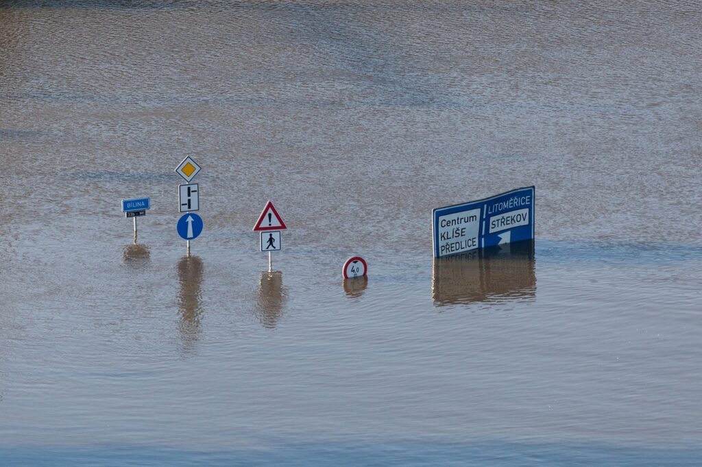 홍수(자연재해)로 잠근 표지판